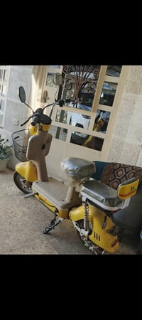 ماطور شحن نظافة فول ويحتوي على اربع بطاريات ... سرعته: 60Km/h ويمشي 25...
