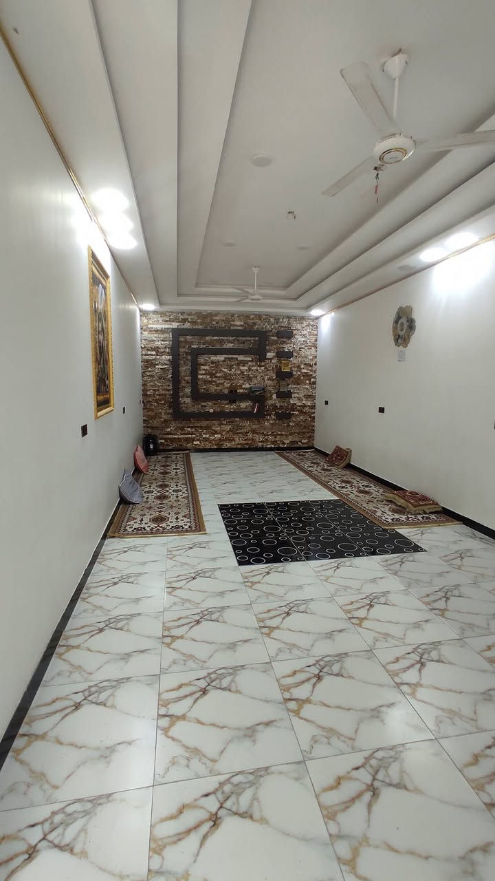 بيت زراعي للبيع بمنقطة العكر الغربي ( جهة الشبكات) مقابيل حي الزقورة
الخدمات موجودة ماء ومجاري وكهرباء
المساحة 300 متر كونكريت بناء حديث طابق واحد 
يحتوي على:
استقبال 
صالة 
مطبخ
غرف عدد اثنين
صحيات داخلية وخارجية
مناور عدد اثنين
للاستفسار الاتصال على ***********
