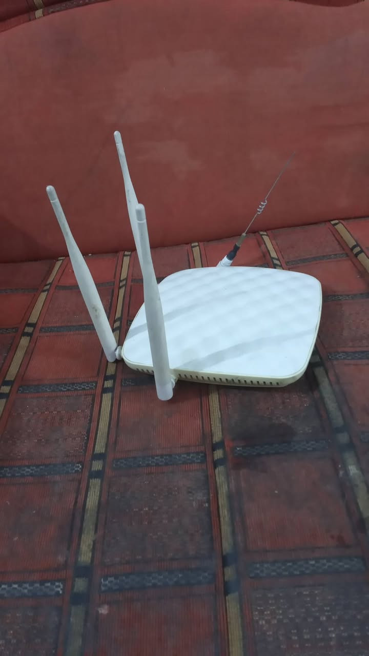 راوتر للبيع شغال بس هوه سعره ١٥ $***********
