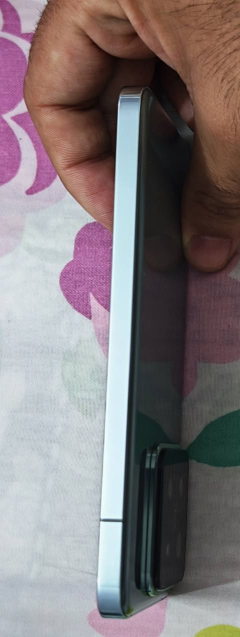 السلام عليكم شلون الشباب
شباب Xiaomi 14 العادي نظافة 95%

المعالج : Snapdragon 8 gen 3

الذاكرة : 512 والرام 12

بطاريتة 76% حسب التطبيقات الخارجية لان مايقرة النسبة من الاعدادات يعني بالشحنة ينطيك 7 الى 8 ساعات استخدام عادي ووية الالعاب القوية 3 ساعات 
ويجي وياة 4 كفرات 
سعرة 400 الف قفل وكامل التفاصيل بالصور


**إذا كنت صاحب هذا الإعلان وتريد حذفه لأي سبب، رجاءا أرسل رسالة إلى الدعم الفني**