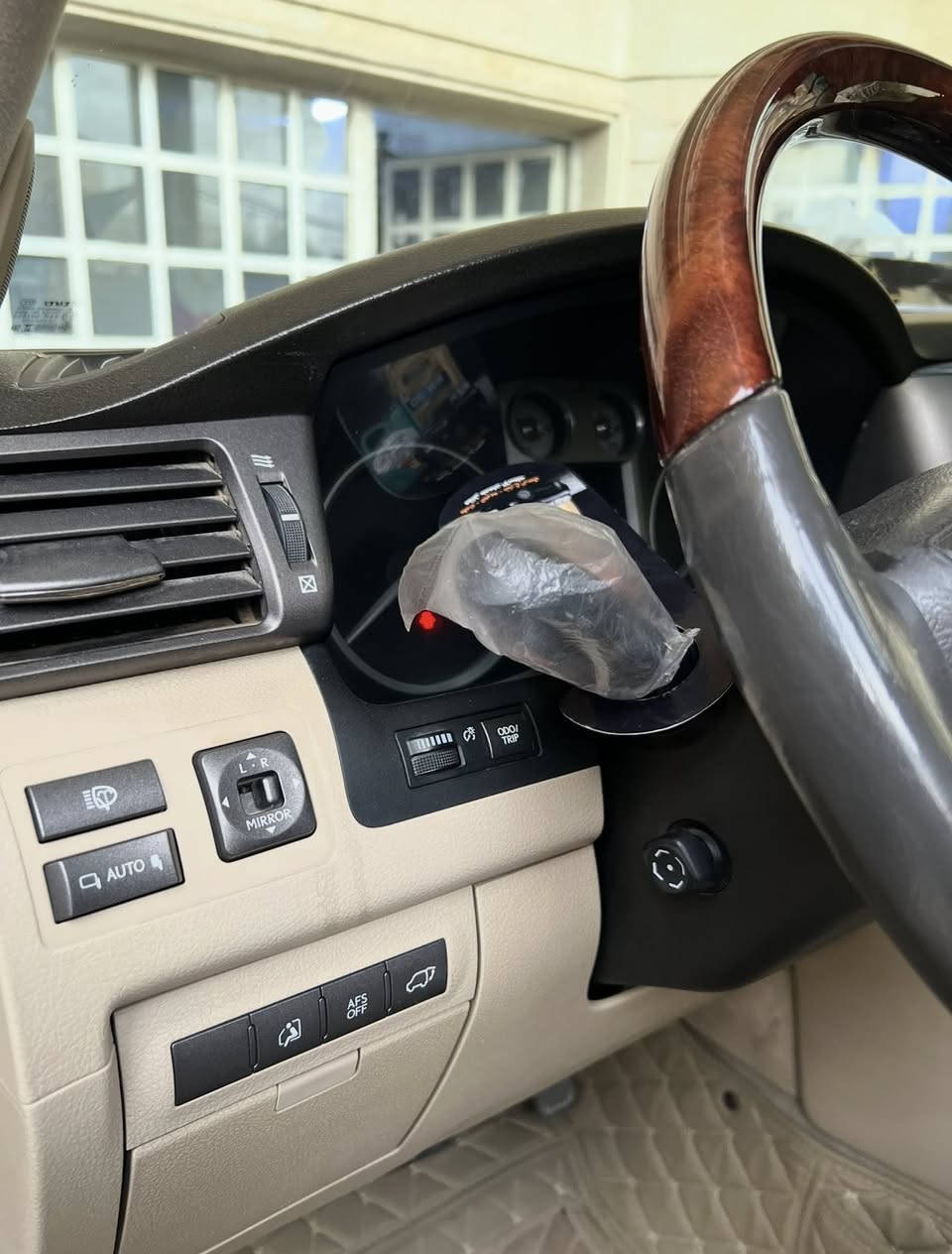 للبيع سياره لكزز 
موديل ٢٠٠٩ محدثه ٢٠١٥
السياره مكفوله لاكص ولا ضربه 
كلها بلادي 
حجمها ٥٧٠ سبورت 
السياره فول مواصفات اعلى شي 
مواصفاتها 
الون اسود 
كشنات جلد 
كشنات كلهن كهرباء المامي والخلفي والخير 
كشن خزن ميموري 
تدفئه تبريد بلكشنات 
استيرن كهرباء +خزن ميموري 
لايت زنون عدسه يعمي بلادي 
جنطه كهرباء 
تحكم استيرن جهتين +كروز سرعه 
ثلاجه اماميه 
تبريد ثلج 
حساسات امامي خلفي 
كامرات ٣٦٠  بلادي امامي +خلفي +جانبي 
نضام ترحيب 
محرك ٥٧٠٠ 
السياره فور ويل 
جكات تصعد وتنزل بلاد كله شغال 
نضام الدفلك مال التغريز كله شغال 
الشاشه امامي وخلفيه 
السياره بعد بيها مواصفات هواي ما ذكرتهن وكلش جديده 
السعر ب١٨٠ ورقه وبيها مجال بسيط للشراي 
للاتصال على الرقم ***********
