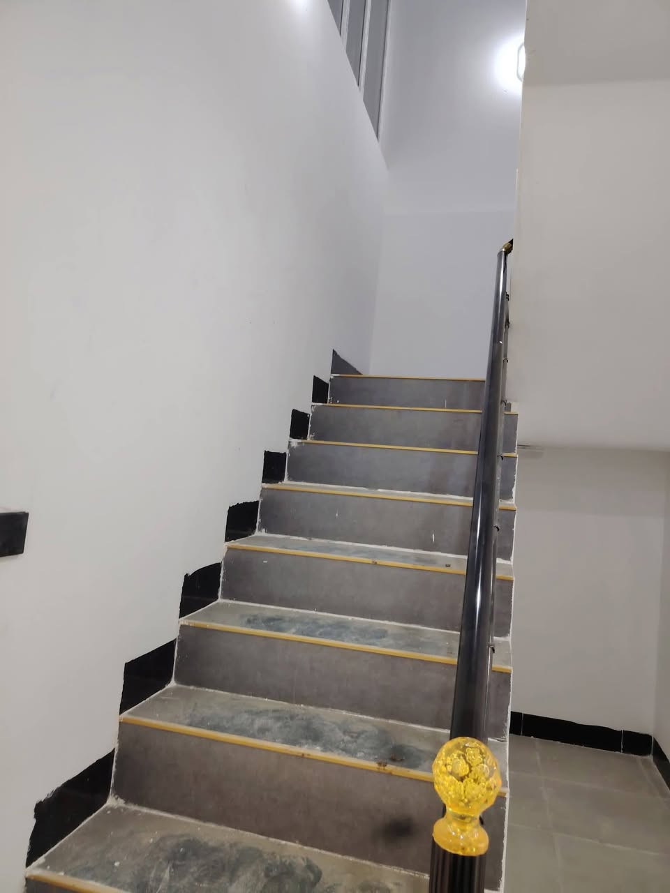 بيت للبيع صفر فول سيراميك مع الاثاث 150م طابو صرف طابقين يتكون من ثلاث غرف نوم و هول استقبال مطبخ صحيات نضام دكت السقوف مغربية الموقع كركوك حي الخضراء شارع 20 هاتف *********** واتساب مكتب الحضارة للعقارات والمقاولات
