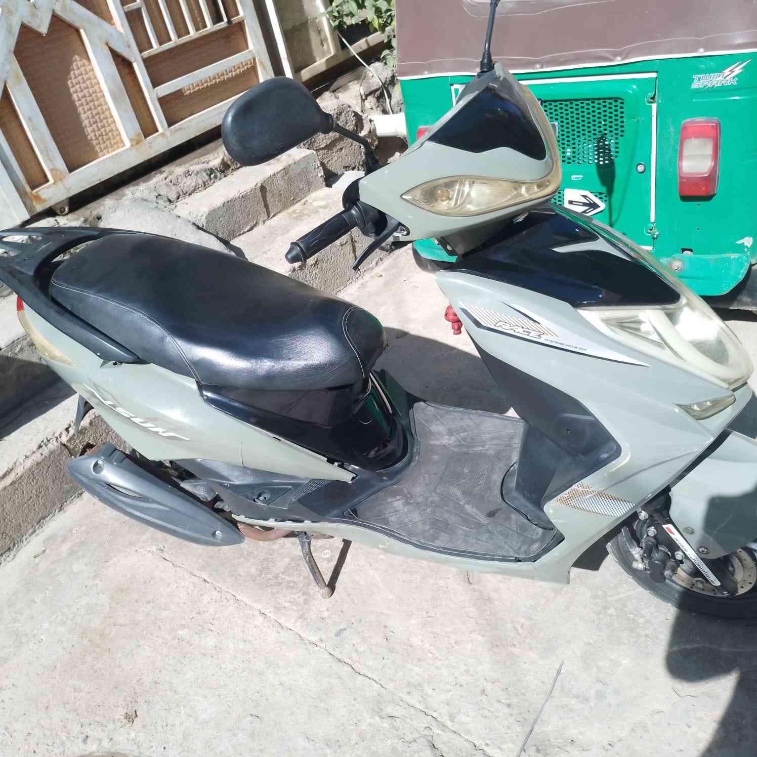 سكنس صيني باب أول مكينه صافيه دراجه برغي مناقصها كامله مكمله سعر ٤٠٠وبيها مجال عنوان الوثبه قرب سعد القصاب رقمي***********
