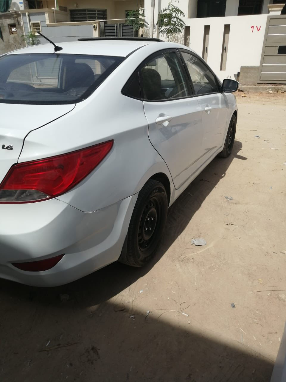 هيونداي أكسنت 2016 للبيع 🚗

سيارة هيونداي أكسنت (Hyundai Accent) موديل 2016، بحالة ممتازة وجاهزة 

📋 مواصفات السيارة:

 الموديل: 2016.

 المحرك: 1600 سي سي (\bm{1.6}). يعني قطرتين . 

 الفئة: فول مواصفات (فتحة سقف). تحكمات إشارة بمري دواخل بيجي سيارة خليجية مانع انزلاق.

 حالة البودي: ثلاث قطع صبغ سيارة فقط .

 الوضعية: ماكينة، حدادية، وكير بحالة ممتازة، طقم تواير (إطارات) جديد، التبريد (المكيف) شغال وممتاز جداً والسيارة جاهزة ما تحتاج أي مصاريف باتري ماعايزة كلشي .

 الأوراق: سنوية باسمي (جاهزة للتحويل).

سنوية جديدة رقم إنكليزي. نجف دولي هزة جديدة 

نجف / كوفة / مجسرات الزهراء / ميسان 

*********** اتصل وتدلل سعرها ب90$ وبيها مجال حك جية وتدلل .
