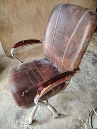 عندي هاذا الكرسي مال مكتب للبيع 07803507849