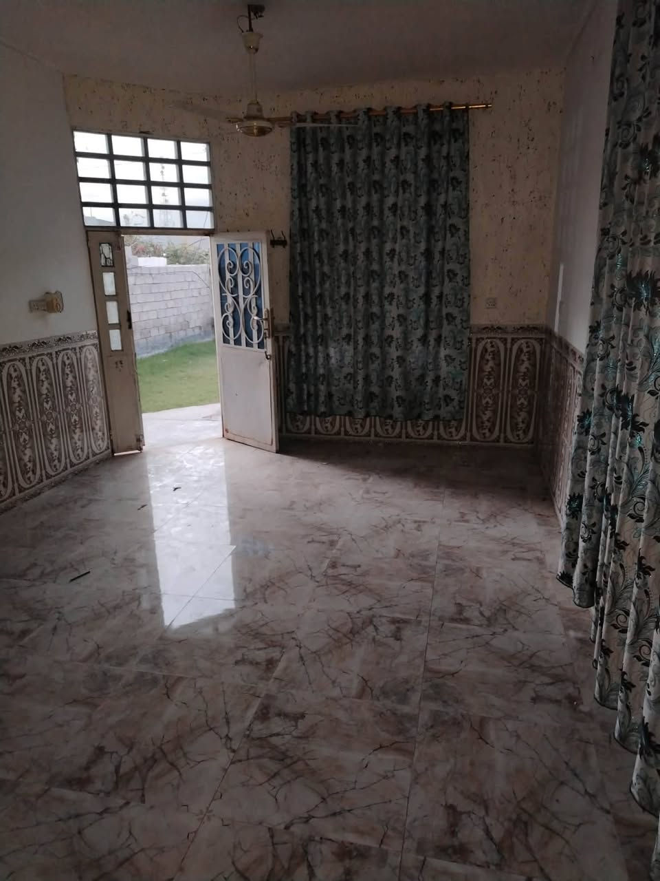 أخواني الأعزاء هناك بيت للأيجار في منطقة كولي كمب بشارع بيت عبد سناد بصف بيت حبيب أبو ضياء مبلغ الأيجار 250 الف وبيها مجال قليل اي استفسار يتصل على صاحب البيت على هذا الرقم ***********... اني فقط مكلف بالنشر
