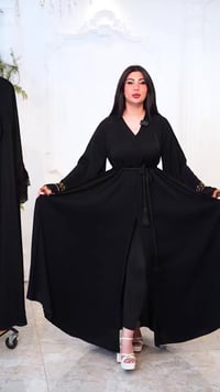 عباية أماراتية • قماش حرير • تطريز يدوي