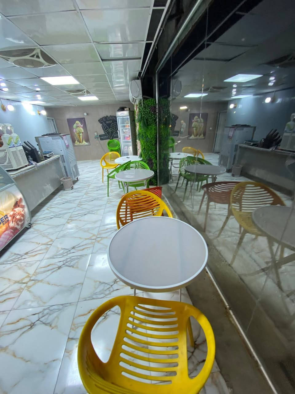 للبيع محل مال مرطبات كامل مثل ما موضح بالصور كلشي جديد مستعمل اقل من شهر ريدهم 12مليون وبي مجال المكان ديالى الخاص مفتوح وتواصل ***********
