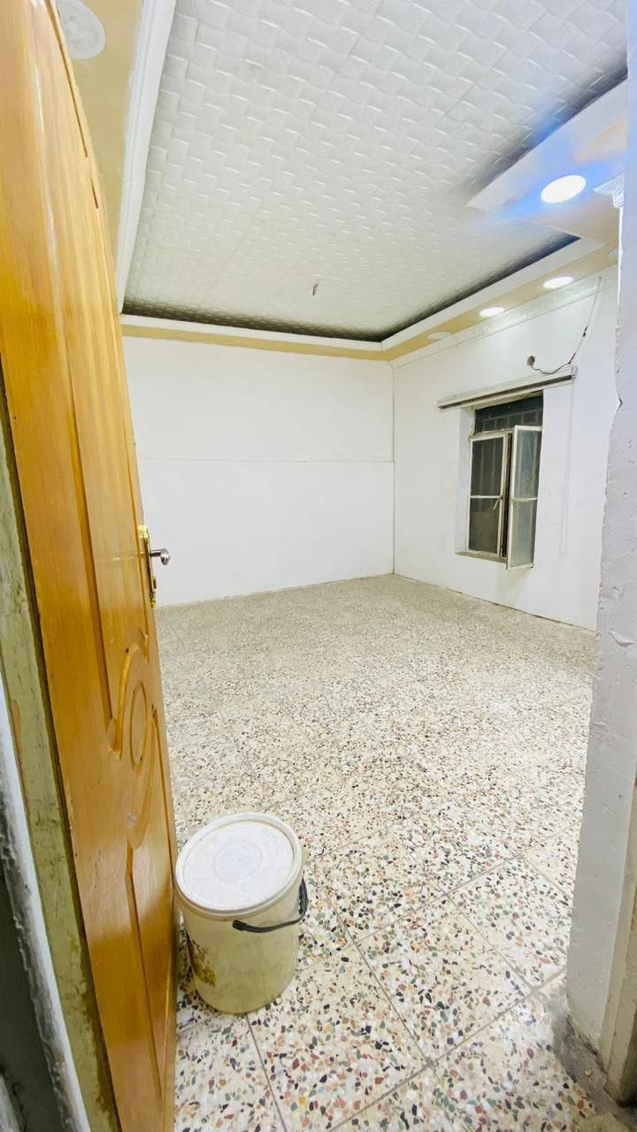 شقه للايجار طابق اول في دور الضباط مقابيل مدارس جنات تتكون من غرفتين وصاله ومطبخ وحمام سعر 450قفل غير قابل للتفاوض ***********
