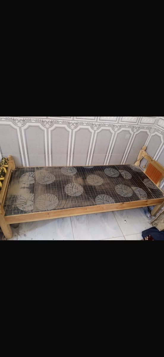 السلام عليكم 
جرابي خشب عدد ٢ نظافة عالية جداً للبيع 
مبردات عدد ٢ للبيع نظافة عالية 
طباخ منضدي ٥ عيون شغال كامل 
للاستفسار واتساب على الرقم
***********
