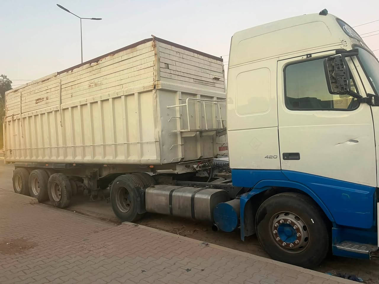 فالفو موديل٢٠٠٣ لبيع  سياره جاهزه لعمل  السعر ٢٠٠ ورقه رقم المبايل ***********

