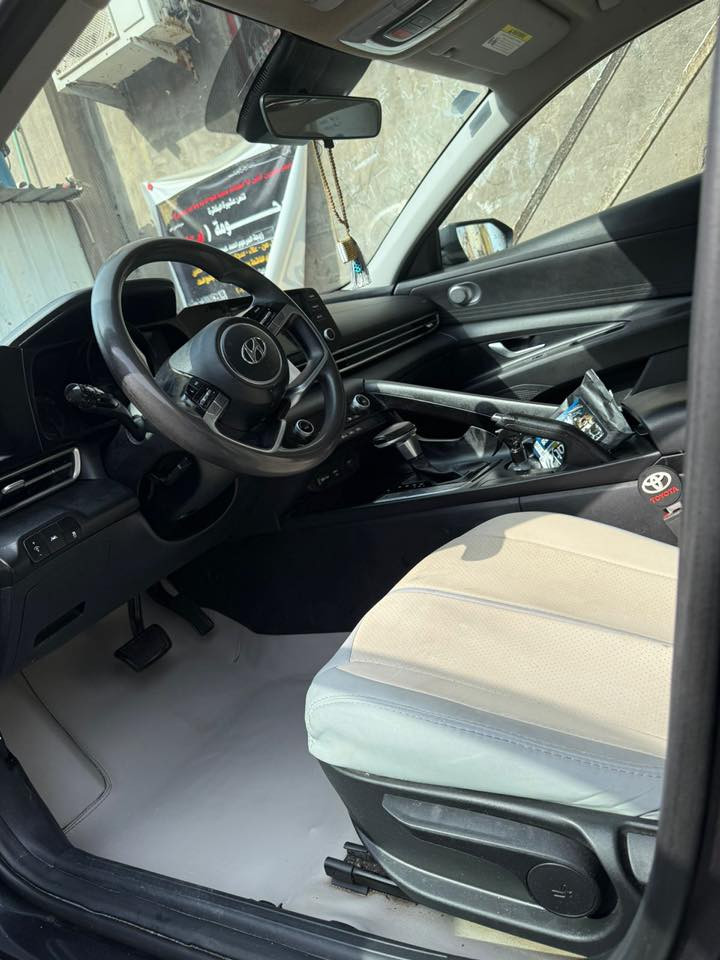 سياره الانترا موديل 23 رقمها بصرة معوقين ولد شاب (عوقه برجله) السيارة فول مواصفات عدا الفتحة(التنته) شاشه رادار تبريد ثلج بصمه تشغيل بصمه صندوك تخم تاير جديد سياره كفاله عامه فقط طخه خفيفه بالجاملغ الامامي محركها 2000دوش سياره ماشيه ٦٠ تقريرها تعمل وتسير من امريكا سعرها  ١٥٥ وبيها مجال بسيط كلش 
العنوان البصرة المعقل السكك
***********
