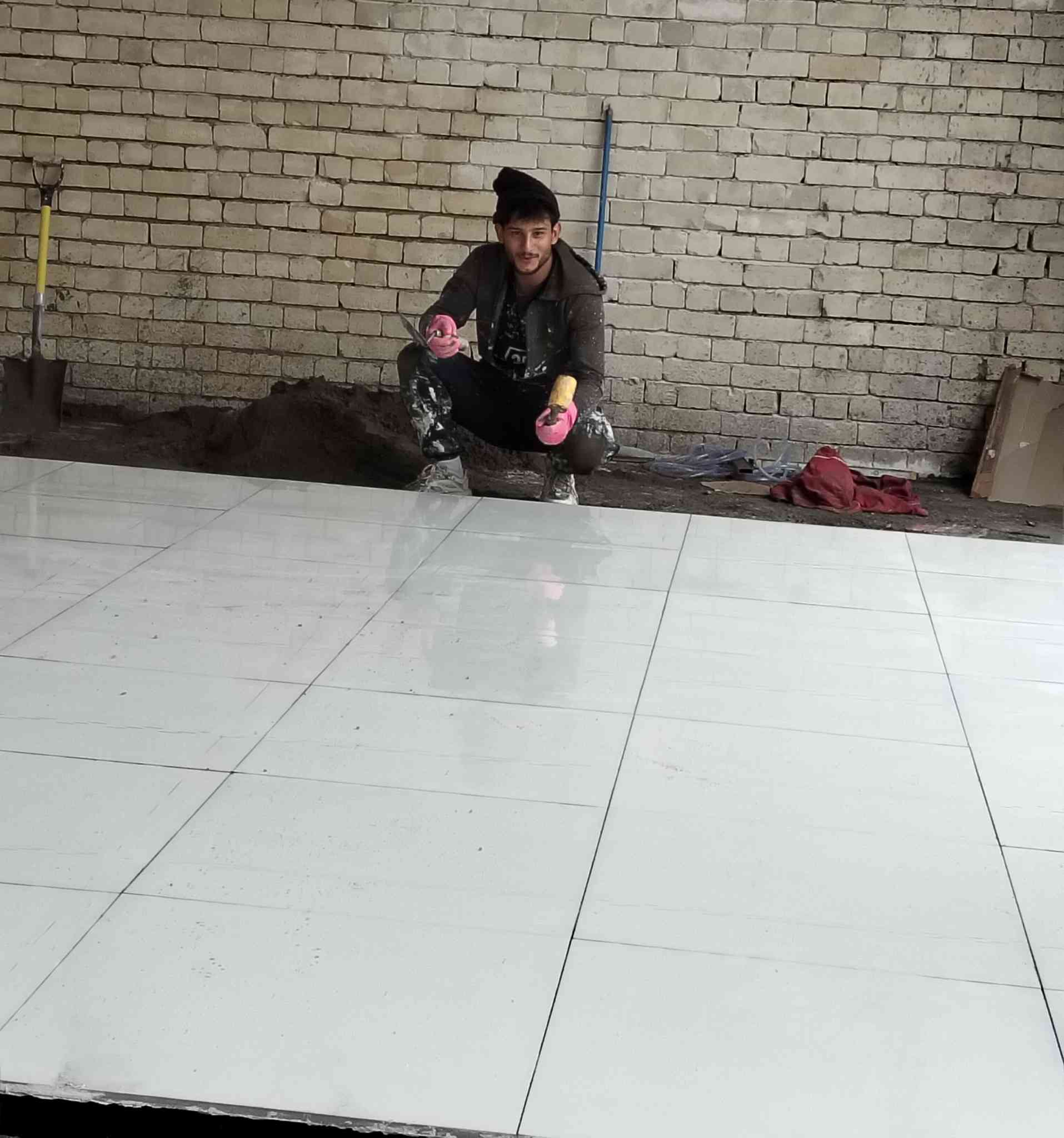 داخل بغداد فقط واشتغل سيراميك ارضيه وجدران  الجدران اشتغل بس لبخ مصاطر ونوب تطبيك بماده فقط
***********
