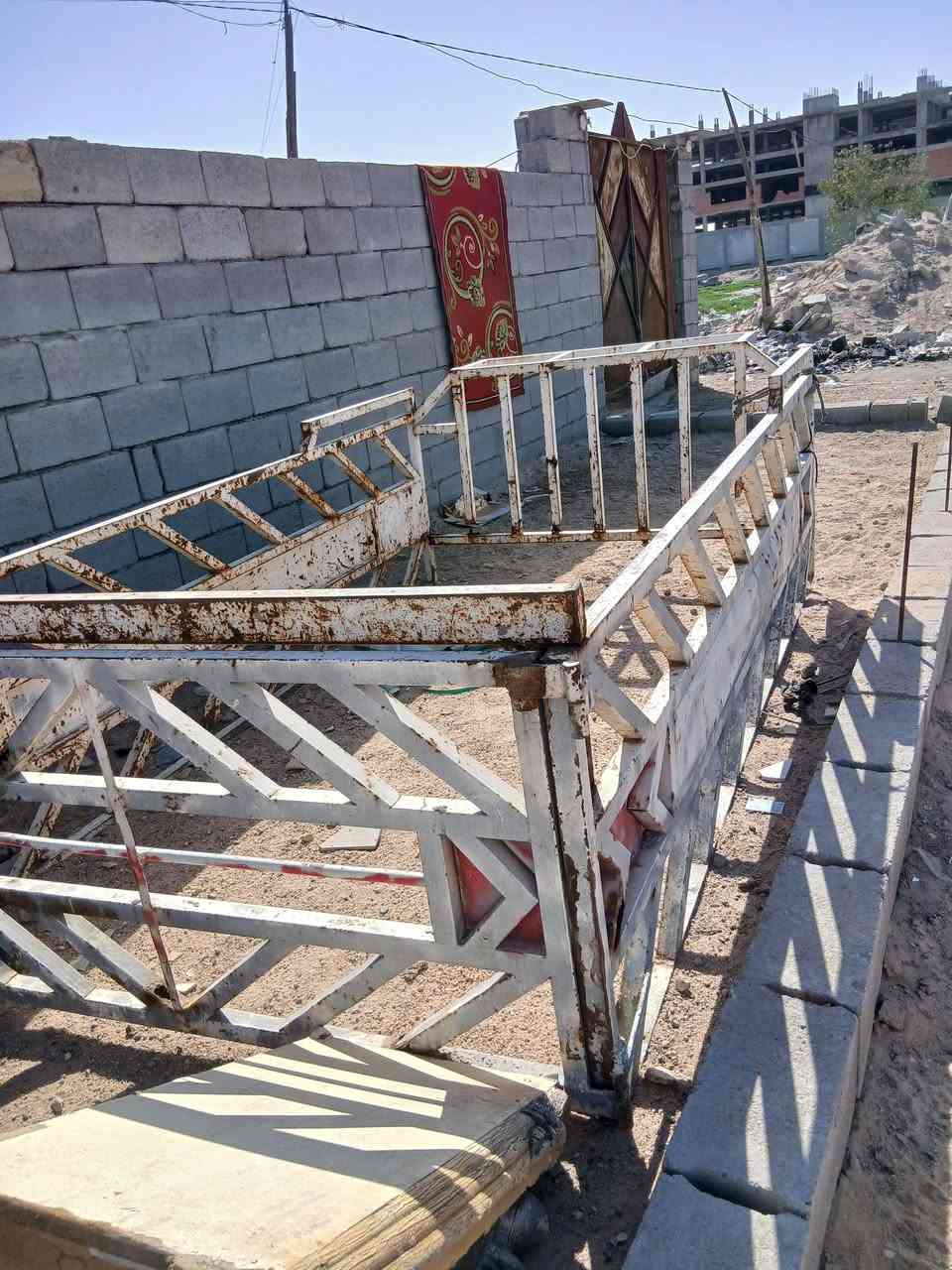 السلام عليكم البيع محجر بنكو حمل او فنتيره حمل نضيف السعر ميه ١٠٠ وبيه مجال رقم تصال فقط *********** البصره القبله
