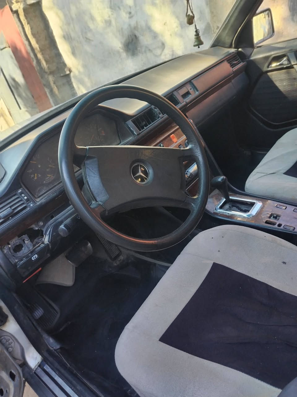 السلام عليكم من رخصت مدير الكروب مارسدس دب كير ومحرك بطه 3000مكفوله تخم تاير كشره كشنات كهرباء 
خير من الله مابيه ضربه رقم بغداد بسمي انكليزي السياره احله من الصور 40 وبيه مجال الشراي ينتصل واني خادم *********** مكان السياره بغداد
