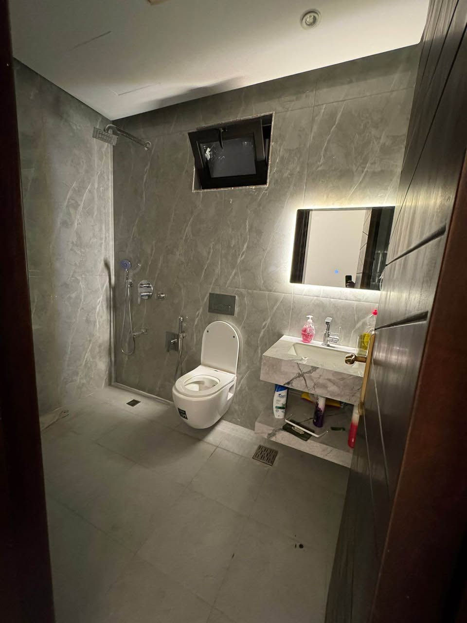 السلام عليكم توجد شقه للإيجار مؤثثه فولvip تحتوي على غرفتين نوم وصاله وخدمات العنوان المنصور / حي المتنبي للاستفسار  أكثر
*********** بغداد, العراق
