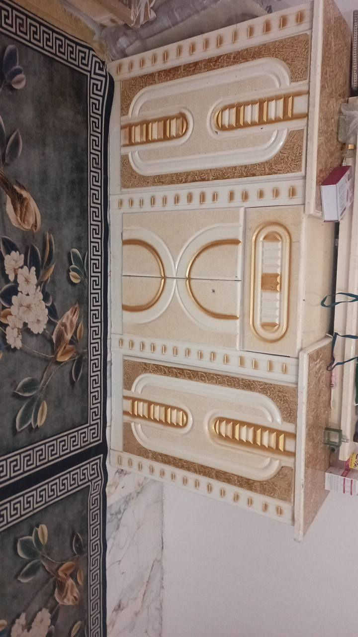 سلام عليكم اخوان عندي غرفه نوم كامله للبيع بيه 6 ابواب مال كنتور وبيه 4 ميوز صغار  وبيه زاويه بيه  خانات 2 وفوق خانه هم جبيره / السعر 650 الرقم /***********/
