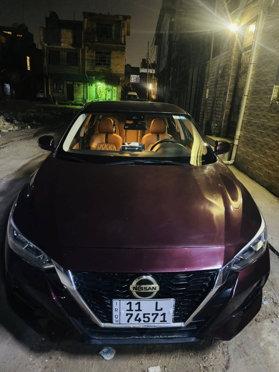 السلام عليكم عندي نيسان سنترا 2020 الشكل الامريكي 
ماشية 72 الف .ما عندي سونار الها اخذتها بوكتها مراوس
وهسه محتاج ودا ابيع المهم صفاتها 
فئة sv تجي بصمة وترحيب وتشغيل عن بعد وجام اوتو واشاير بل مري ونقط عمياء وتحريك الكتروني ، ورادار امامي وتحديد مسار و حساس خلفي وكامرة خلفية وشاشة كار بلي وبيها نضام الايكو والسبورت . تدفئه وتبريد قطعتين منفصلات ، هيترات جامه امامية وخلفية ، عداد قارء الاعطال . انارة لد . فتح الشنطة عن طريق الريموت كنترول . مبدل بيها كازكيت عند صاحبها القديم . السيارة معدل ورزانة ما شاء الله ، الكير مكفول ومفحوص ومبدل زيته وبي ضمان 30 الف كيلو متر من شركة المهندس ، تايرات تخم جديد صار شهر من مشدود . اتحب تعال خاص وشنو تحتاج سؤال حياك الله . مكاني بغداد الكاظمية . رقمي *********** ( السعر 120 وبيها مجال ) للمعلومة السيارة بيها خذوش وتكحيل بأماكن مثل الباب وكذا . اني ذكرت ما ماخذ الها سونار . بس تعال خاص اراويك كل التفاصيل .
