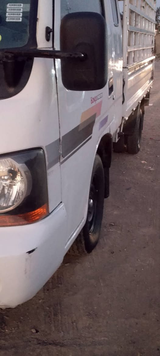 سلام عليكم للبيع سياره كيا حمل موديل 2000بسمي خيط بخار كيا ام عيون مكان سياره بغداد رقم الهاتف ***********
