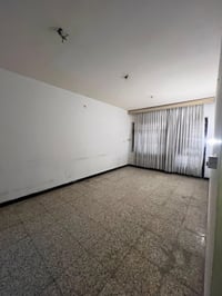 الايجار شقة طابق اول تحتوي ع ٢ نوم وصاله ومطبخ وحمام سعره ٦٧٥ الف موقع...