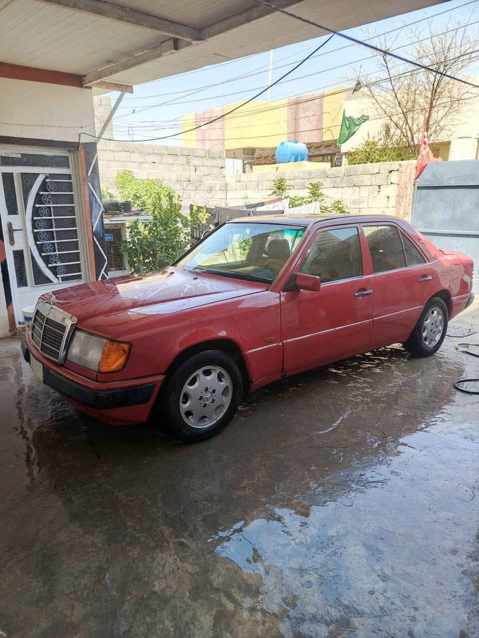 *للبيع مرسيدس E-Class موديل 1993* 
*المواصفات:*
- *اللون*: عنابي مصبوغ عام
- *المحرك*: ماكينة بطة 2500cc 
- *الرقم*: واسط - تحويل مباشر + مشروع وطني
- *الاطارات*: تخم تاير جديد
- *الاضافات*: فتحة سقف شغالة، تقفيل بالريموت، تبريد جاهز، كهربائيات كلها شغالة
- *الحالة*: السيارة جاهزة، صدر جديد، غرفتها حلوة ونظيفة

*السعر*: 50 ورقة وبيها مجال بسيط
*المكان*: بابل - جبله
*للاستفسار*: ***********
