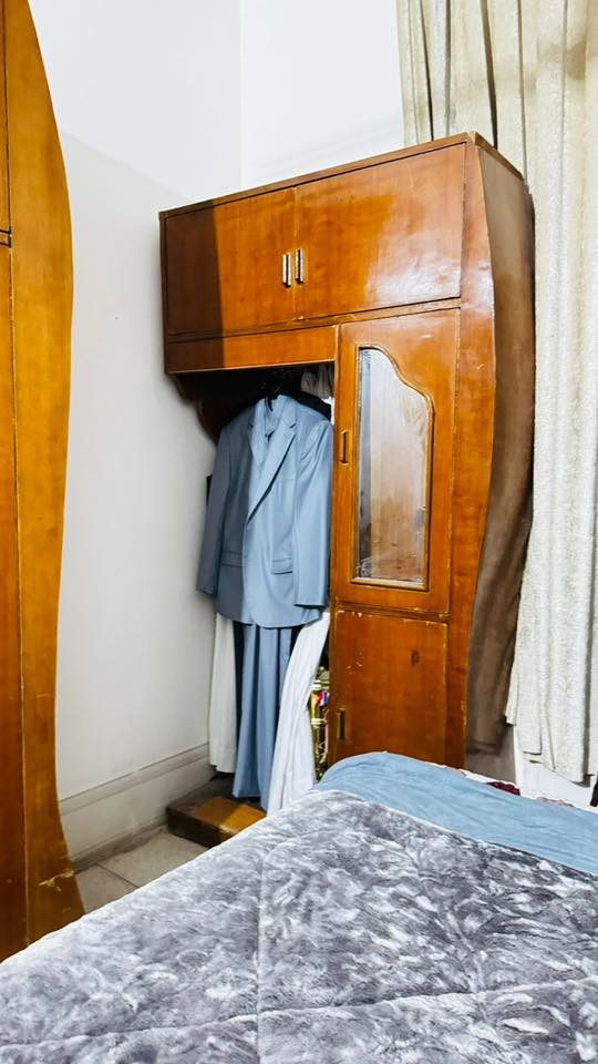 سلام عليكم غرفه اخشاب للبيع 
تحتاج شوي ترتيب تفصال درجه اولا 
السعر 650.000 الف
***********
