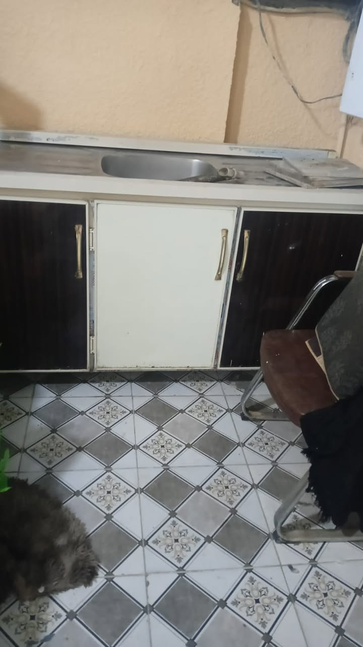 السلام عليكم كاونتر ثلاث ابواب سنك للبيع السعر ١٠٠ قفل مكاني بغداد للاتصال والاستفسار  ***********”
