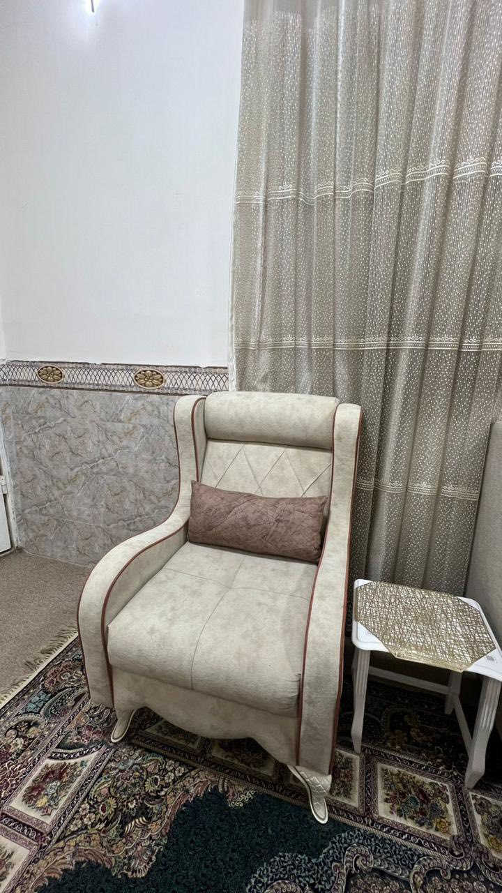 للبيع تخم قنفات مستعمل نضيف جداً
 • قنفه 3 نفر
 • قنفه 2 نفر
 • كرسي عدد 2

الحالة: نظيف جداً وقليل الاستخدام
التصميم مرتب ومريح ويناسب الصالات
السعر 500 الف ***********
