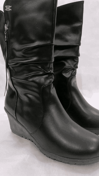 بوت جلد طويل يفيد لأجواء المطر والجو البارد مبطن من   الداخل بالفرو ال...