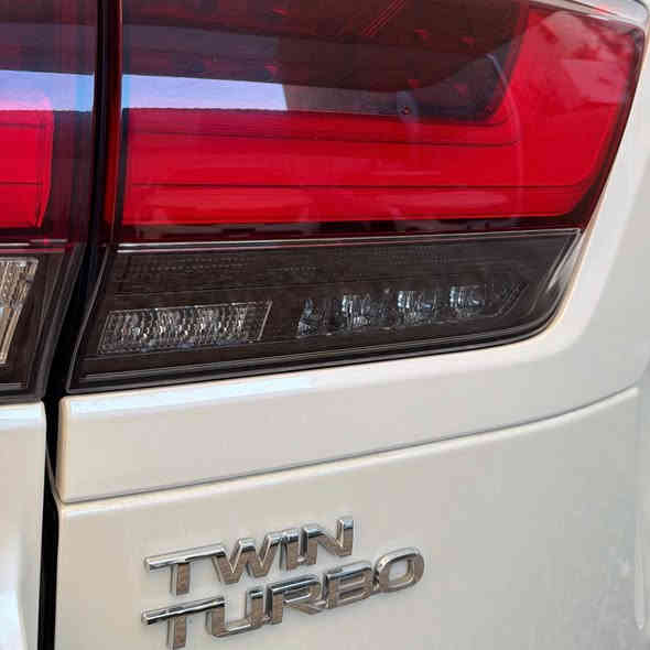 السلام عليكم للبيع او المراوس 

لاندكروز 2023 تون توربو ضمان شركة ساز 

العداد 54 الف كم

المواصفات فول 1/1

فتحة سقف

 حساسات 360

داخل جلد كريمي 

7 راكب 

شاشة vx

فور ويل 

ويل كب كروم

شاشات خلفية اصلية

هيد فونات 

هوك سحب خلفي 

محرك 3500 تون توربو 

وباقي المواصفات المعروفة

رقم بغداد وبأسمي تحويل ثاني يوم

السعر 685$ وبي مجال للجاد بالشراء

مكان السيارة بغداد 

*********** بغداد
