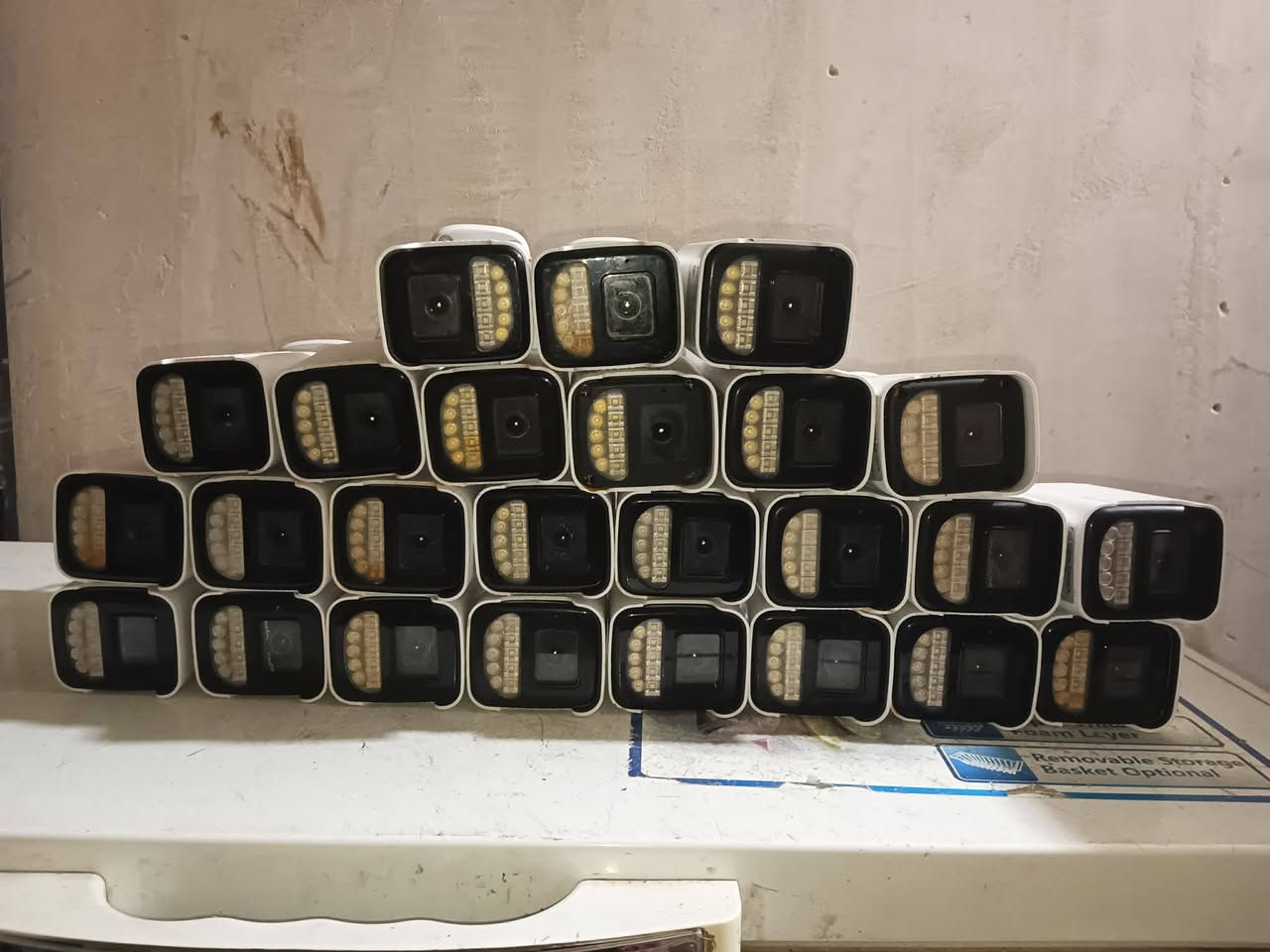 للبيع كامرات مراقبه مكانهن كوفه شارع ميثم التمار قرب دور الحوزة مقابيل مجمع الجنابي ***********
