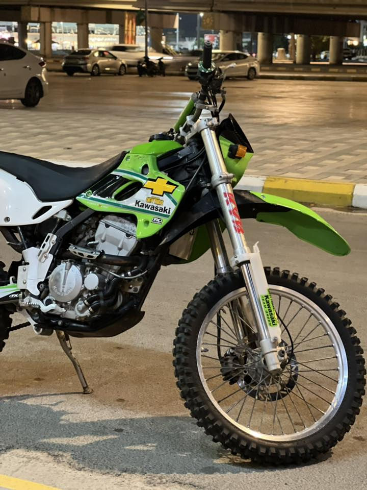 السلام عليكم
قفاز كاوزاكي ياباني
كفاله عامه  

حجم المكينة (250cc) ولفات 
راديتر 
ماشية 22 الف 
دراجة بحالة الوكال 
ماصارلها هواي طالعه من المعرض 
اكزوز اكرا بوفيك 
منضومة زنون 
للاستفسار 
***********
