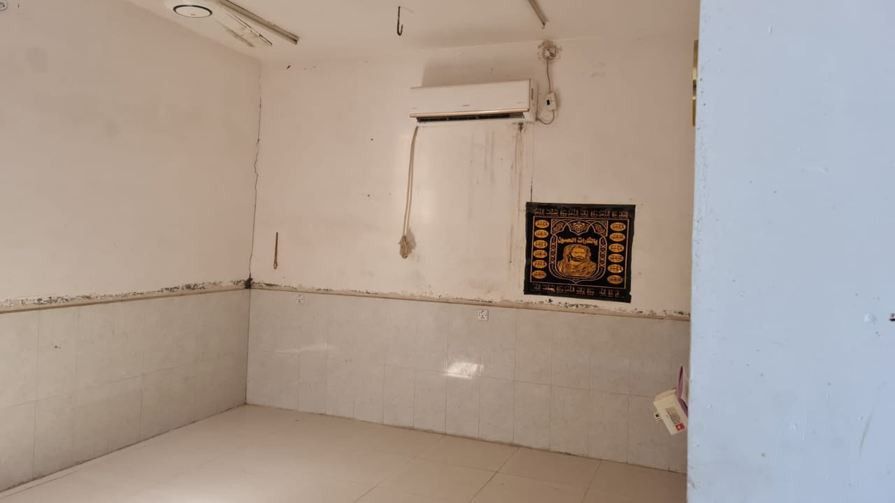 بسم الله الرحمن الرحيم
اللهم صل على محمد وال محمد

بيت للبيع زراعي سند ٢٥ مداور اسهم المساحه ١٧٠ متر  طابق ونص
فيه غرفتين نوم  ٦ متر وصاله 
واستقبال ومطبخ  وصحيات  
ومنور داخلي  وخارجي على شارعين
العنوان حي النفط مقابل البانزين
خلف مولدة سيد علي
السعر خاص وبي مجال 
فعلى الراغب بالشراء
مراجعة مكتب سيد ناجح الحافظ
***********
***********
