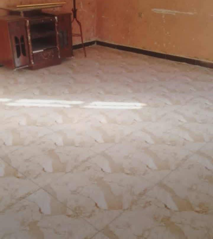 السلام عليكم عدي مشتمل اليجار طابق ثاني معزول درج باب وحده نضيف البيت سيراميك مسوي جديد بي سخان وتانكي بي صاله كبيره غرفه نوم مطبخ حمام مساحته 100 رقم صاحب البيت *********** الشرطه الخامسه بغداد قرب حسينيه سيده رقيه
