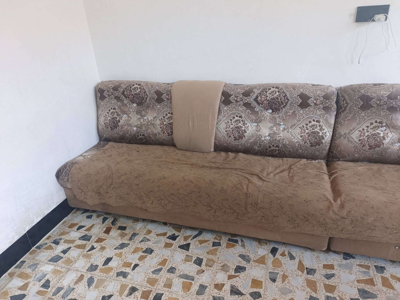 السلام عليكم ديوان للبيع طول 9امتار ***********
