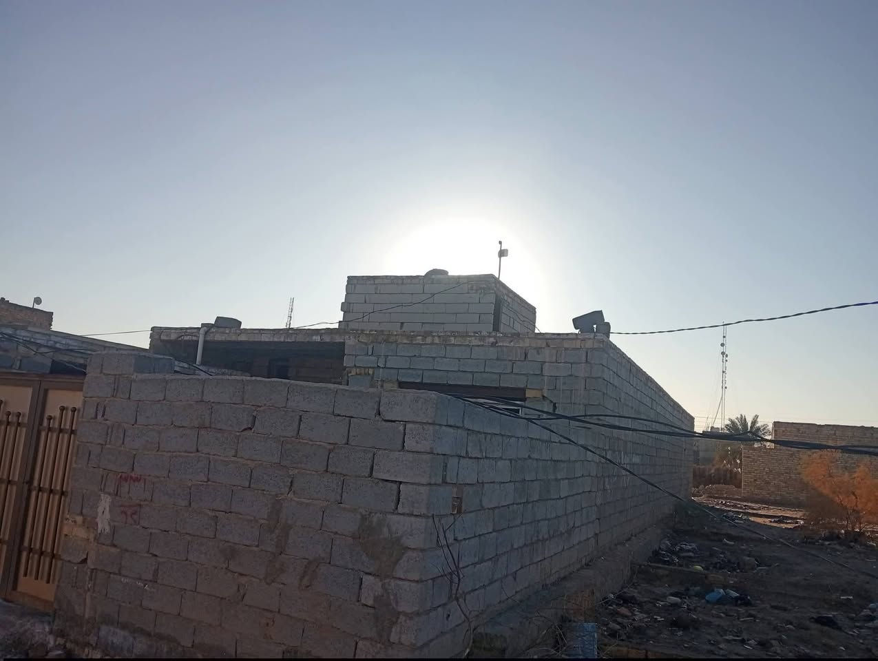 بيت للبيع
المساحة 200
يتكون من غرفتين وصالة وبراني ومطبخ وحمام داخلي وصحيات خارجية . بناء جديد ( الأرضية بورسلين )

- البيت بي نواقص ماكاملة مثل ماموضح بالصور الي هنة البراني والدرج والصحيات الخارجية .

 - العنوان : الديوانية  الـ حمد ، للمعلومة البيت مكانة فرعي

 - السعر 32 مليون  ، للأستفسار *********** متوفر واتساب .
