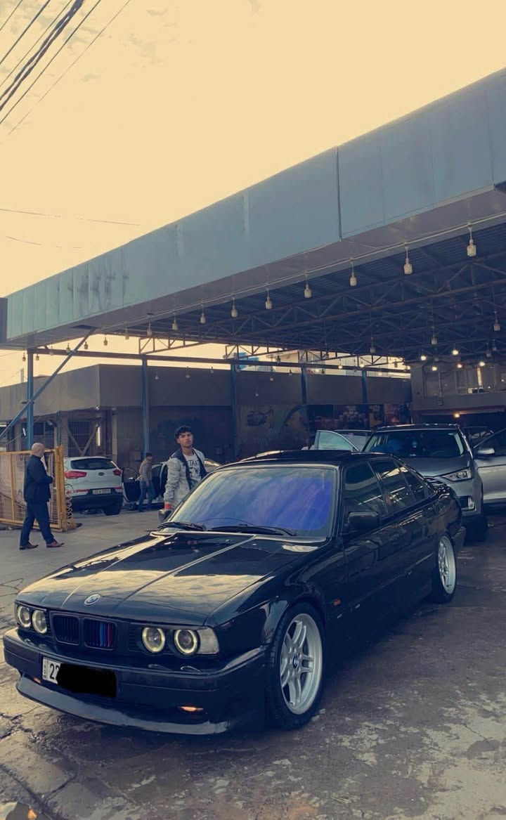 موديل 1992 گير و مه كينه و ئه كسل به شه رت مه كينه 525 گير عادى كوشن جلد ناو فورميكا سلايت ته حديد سورعه ده عامى پيش و پشت M ويل18M عامه لو جوانى ليدران چامه لغى پيشه وه لاى سكن كه مه ك ژورى گرتيه شاسى و سه ره ده بلى نه گرتيه ته حويل وبه ناو كردن به شه رت ٣ وه ره قه غرامه ى له سه ره پاش معامه له وه ريده گريه وه سعر 62 و مه جال گورينه وه ش به شتيك به دلم بى *********** أربيل, العراق
