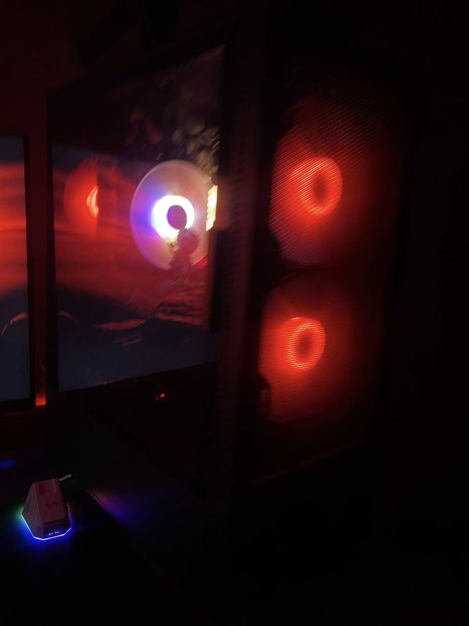 بي سي كيمنك لبيع
كارت الشاشة3060ti msi 
cpu i5 12 400 f 
M.2لكسر واحد تيرة سرعة عالية جدا 
ram 16 3600 msi 
‏مذر بورد h610 بكيكابايت 
تبريد غازي براند ممتاز
بور سبلاي 650 كولر ماستر 
كيس ثلاثة فان حجم الكيس ضغير و مناسب 
التجميعة فول ارجيبي

الشاشة مخصصة للتصميم سامسونج 
دقة فول أجدي 
٦٠هيرتز 

شاشة مقوسة لون ابيض 

السعر مع الشاشة ١٢٠٠ بي مجال 
بدون الشاشة ١١٥٠بي مجال 

***********
مكان بصرة
