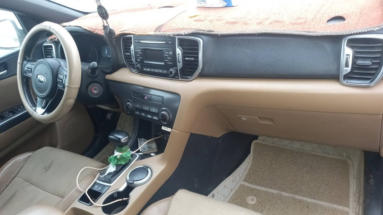 السلام عليكم 
كيا سبورت2017 خليجي
للبيع
ماشية 190الف كيلو 
(كير و محرك مكفول)
محرك 2000 دوش
صدر و حدادية حلوة و ناعمة السيارة
 السيارة جديدة جدا 

المواصفات 

شاشة 
كامرة 
تحكمات ستيرن جهتين
داخل جلد و مخمل بيجي 
 3 وضعيات قيادة
حساسات امامي خلفي 
تدفئة تبريد ثلج
مري شفط
مانع انزلاق 
اشاير بل مري
قطعتين تبريد 
لايت زنون 

بيهة قطعه صبغ جاملغ  بدون دواخل 

السعر  175 بيهة مجال جدا بسيط

العنوان واسط الصويره

باسمي تحويل ثاني يوم

 للاستفسار 
***********
