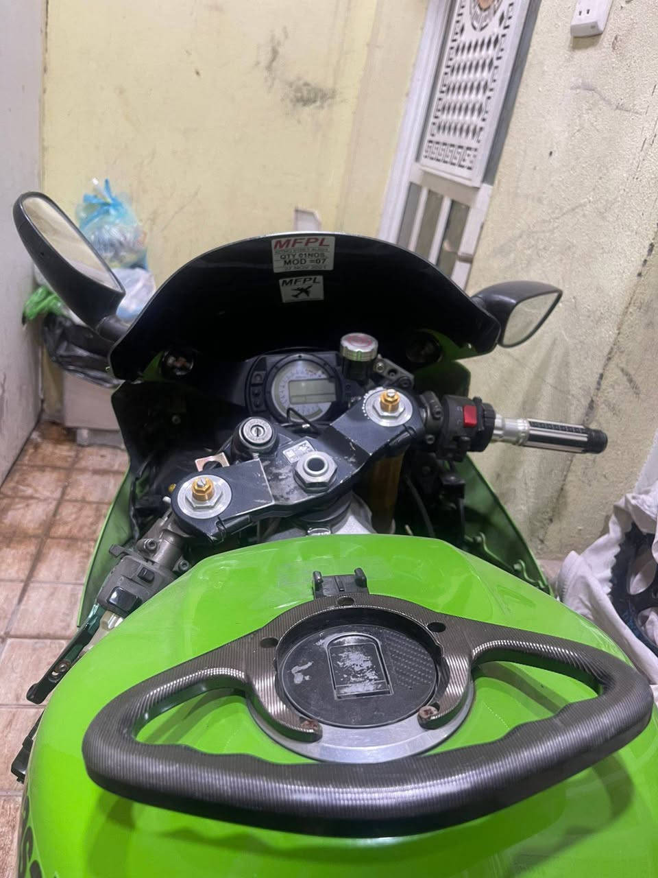 سلام عليكم بطح كاوسكي 2004 636 الدراجة نضيفة كفرات شويه امشخطة بيها شاصي كاربون فايبر وصالنصة كاربون فايبر محرك ناعم كير خير من الله معدل وشلعه يشك الكاع باقي التفاصيل خاص مكاني بغداد سريع محمد القاسم قرب شركة تويوتا ***********
