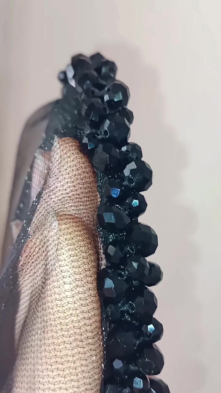 ✨ طوق فاطمة ✨
ذوق ناعم ولمسة دلع تخلي تسريحتچ غير شكل 💖

إذا تحبين الأناقة البسيطة اللي تبين فخامة ذوقچ، فـ طوق فاطمة هو الاختيار اللي يكمّل جمالچ بكل مناسبة 🌸
مصمم بتفاصيل ناعمة من التول الراقي ومزين بحبات الكرستال اللامعة اللي تعكس الضوء بطريقة تخلي الطوق يلفت النظر بكل نعومة وأناقة ✨

الكرستال المرتب بعناية يعطي لمعة أنثوية راقية، ويضيف لمسة فخمة حتى على أبسط التسريحات 💎
ومو بس شكله يخبل، عملي ومريح جداً بالاستخدام اليومي، يساعدچ ترتبين شعرچ بسرعة وبطريقة مرتبة بدون تعب، ويثبت الشعر بنعومة وأناقة 👌

الصيف ويّا أكسسوار شعر لطيف يصير أحلى 🌷
يناسب الطلعات، المناسبات، التصوير، وحتى جهاز العروسة لأن تفاصيله ناعمة وتخلي الإطلالة كلها دلال ورقي 👰🏻‍♀️💕

طوق فاطمة… قطعة صغيرة بس تفرق بكل لوك ✨

#متجر_لالي #هاند_ميد #طوق #عرايس #عيد (✪‿✪)


**إذا كنت صاحب هذا الإعلان وتريد حذفه لأي سبب، رجاءا أرسل رسالة إلى الدعم الفني**