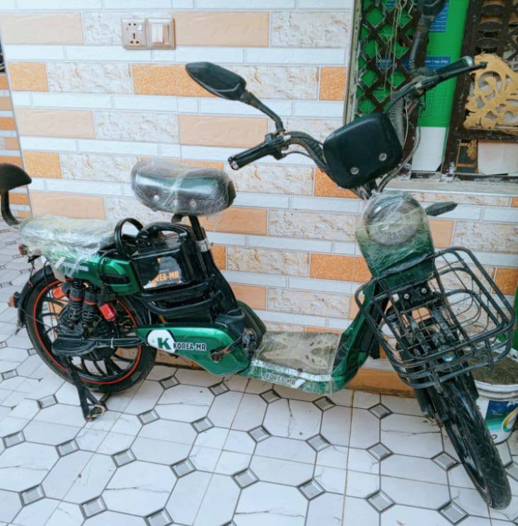 السلام عليكم
بايسكل حجم 20
 جديد مامستخدم قليل
عدد البطاريات ٤ عمر البطاريات شهر 
دبل بصمه
السعر ٢٥٠ وبي مجال 
***********
