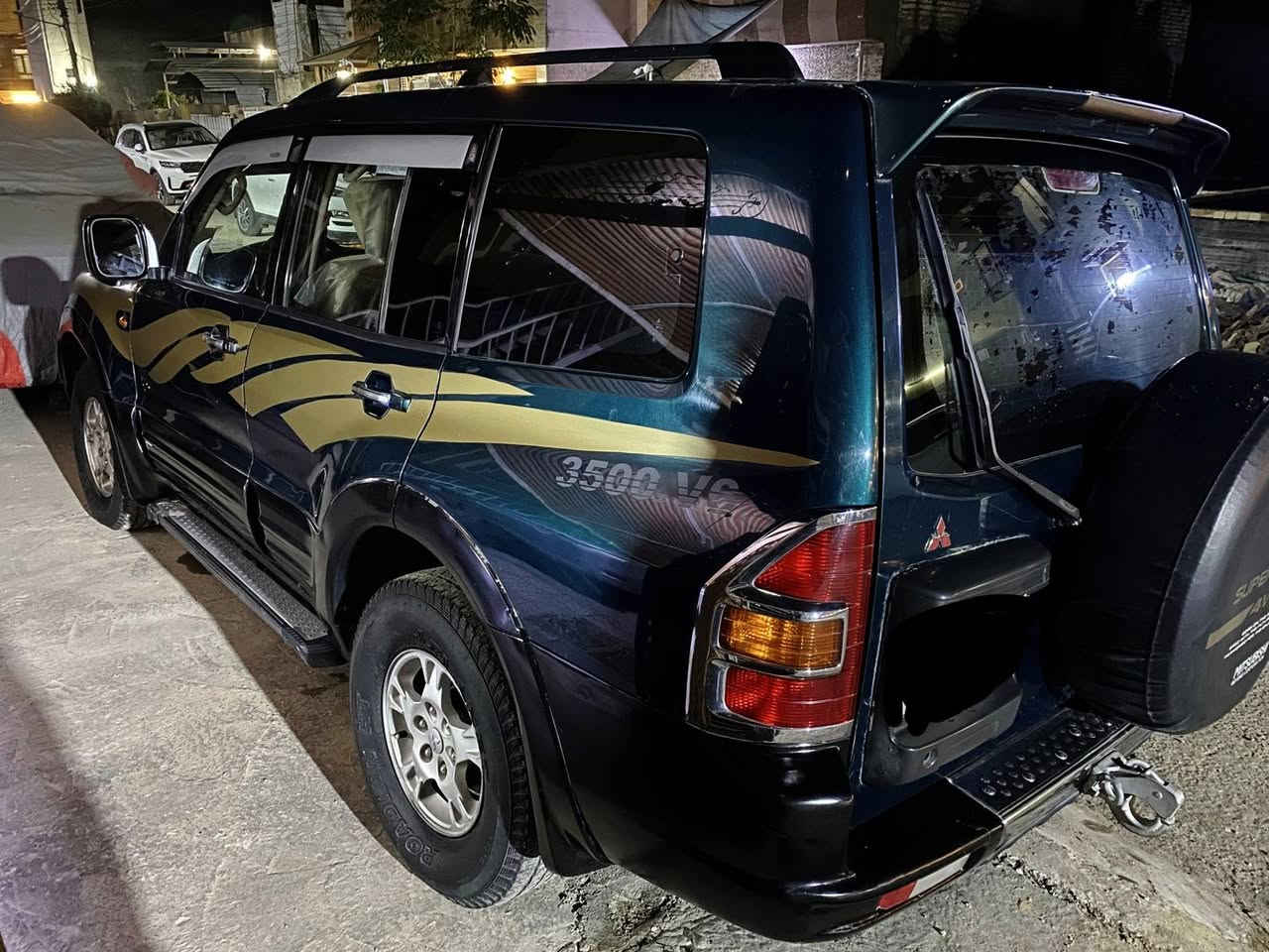 السلام عليكم 
باجيرو 2002 GLS فول مواصفات مكينه 3500 بحاله جيده جدا
للبيع فقط 
مكاني بغداد المنصور 
السعر 75 ورقه وبيها مجال 
للإستفسار ***********

