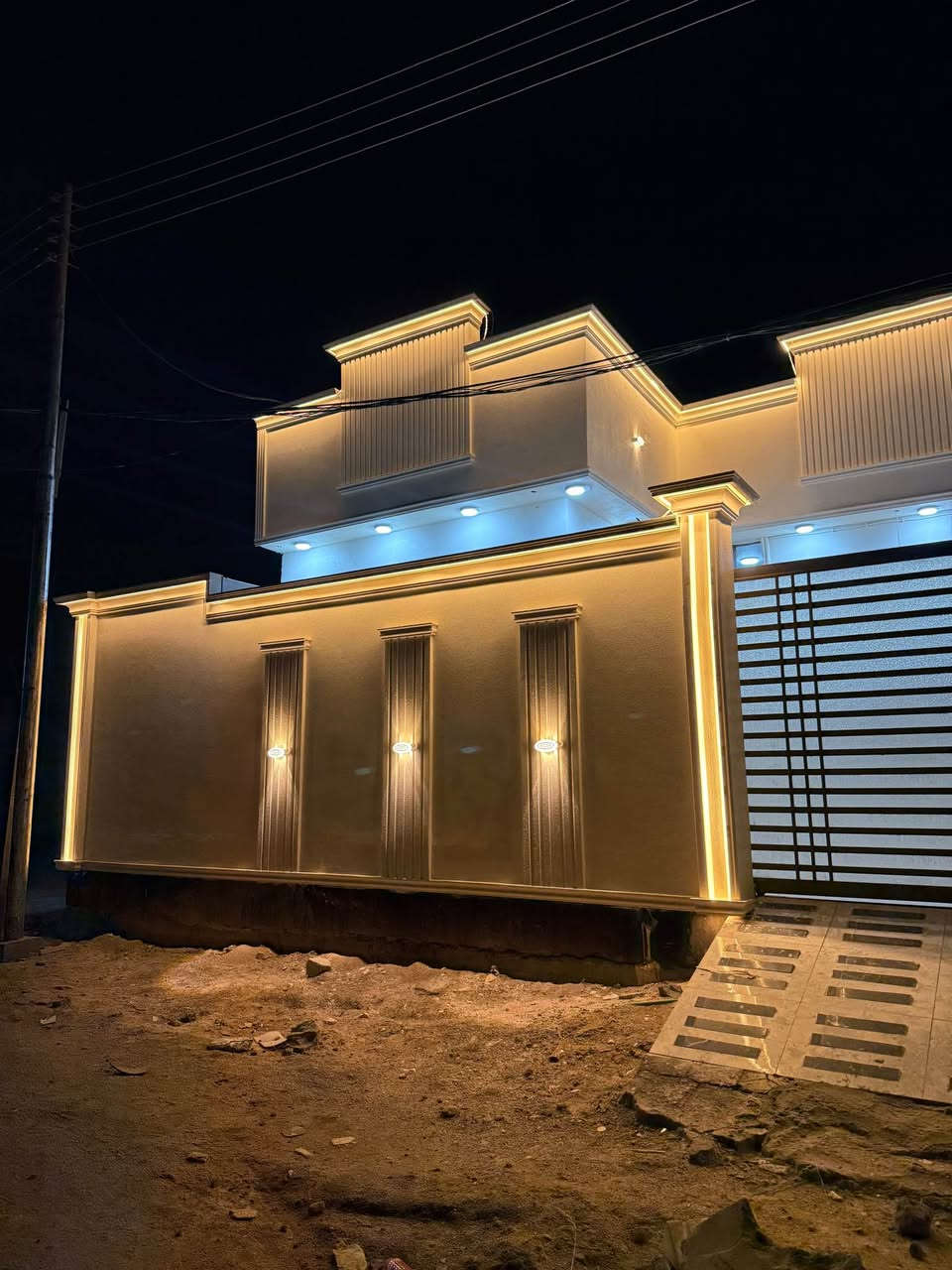 منزل للبيع / المساحة 210م | بناء حديث تسليم مفتاح 🔑 العنوان البصرة الصالحية شارع جامع ابي طالب 📍 
جنس العقار / طابو زراعي المالك عراقي 📄
يحتوي على غرف منام عدد 2 / وصاله واستقبال ومطبخ وصحيات داخلية وخارجية واستقبال 
السعر 140 مليون وقابل للتفاوض 
للتواصل والاستفسار : *********** : *********** البصرة, العراق
