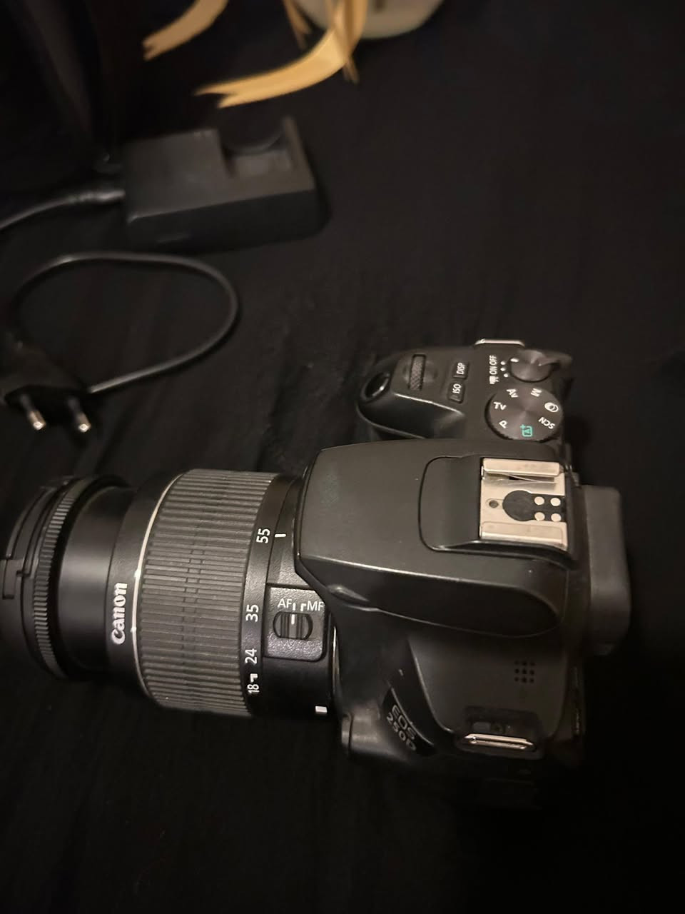 📸 للبيع كامرة Canon D250
بحالة جيدة ونظيفة، مناسبة للتصوير الفوتوغرافي والفيديو.
✅ مع الشاحن الأصلي
✅ بطارية
✅ جنطة حمل
للاستفسار أو التواصل على الخاص. ✨


**إذا كنت صاحب هذا الإعلان وتريد حذفه لأي سبب، رجاءا أرسل رسالة إلى الدعم الفني**