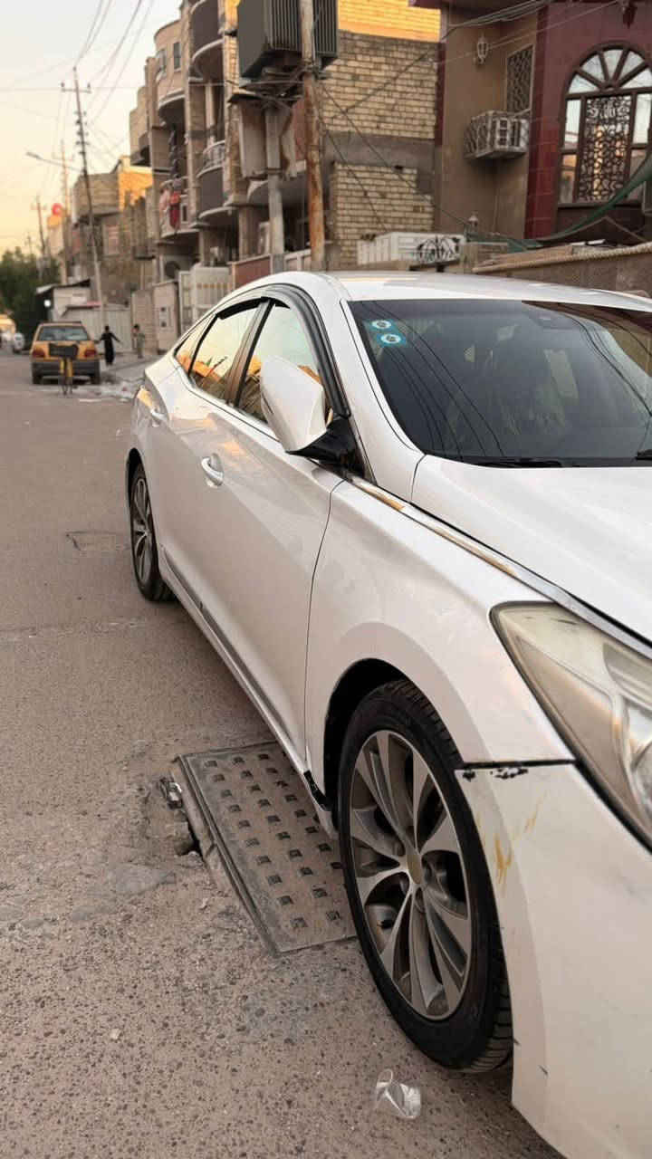 السلام عليكم ازيرا موديل ٢٠١٢ وارد خليجي سيارة كفالة عامة ماعدا الضربة الي بالصور
السيارة مصروف عليها خير من الله التخم تاير اصلي قبل اسبوع شادة تخم نوزلات وكالة مجاول بلكات ليزري متعبك حتى الدهن اليوم مبدل 
السيارة مال شاب ويمكم الحساب 
المكينة ٣٠٠٠
السيارة فول ماعدا الفتحة
السعر ١٠٠وبيها مجال 
للتواصل ***********
عنواني الشعب حي اور
