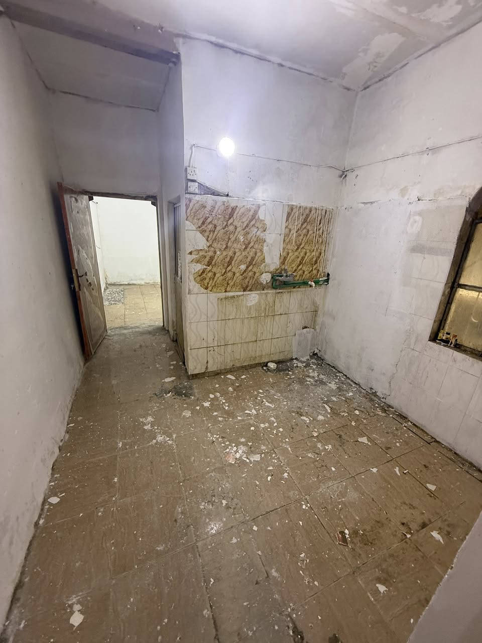 بيت للايجار في جمعيه اسكان الموانئ يحتوي على غرفه وصاله ومطبخ ومشتملات وطارمه السعر 300 الف (مع دفع شهرين مقدماً)
واتس ***********
