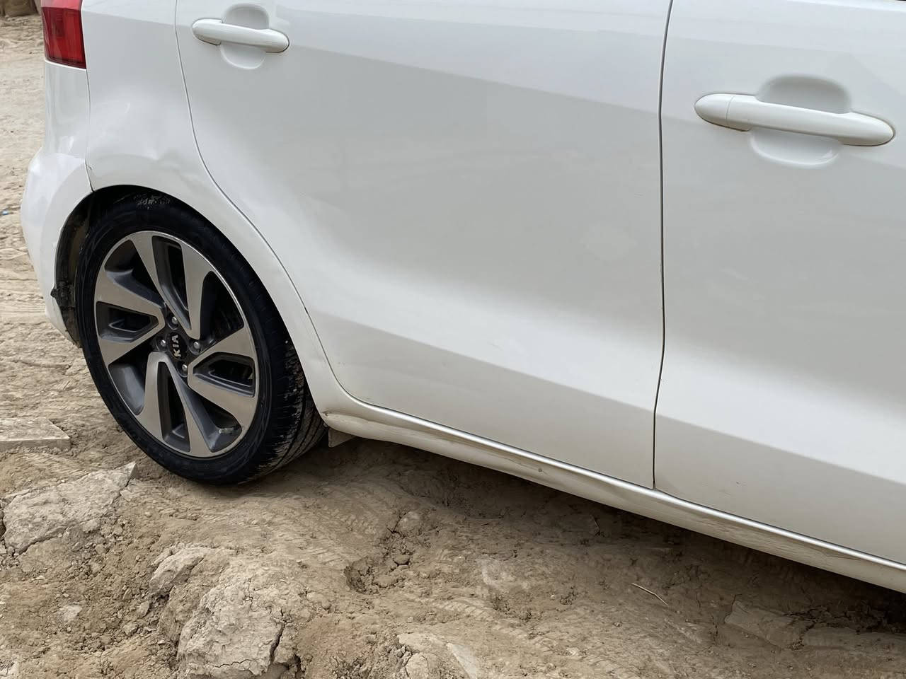 السلام عليكم كيا ريو ٢٠١٦ للبيع محرك دوش قطرتين ، السياره ماشيه ١٣٧ ، تبريد شغال ، تخم تاير جديد ، رقم قادسيه جديد ، السياره مكفوله عدا بيها دحجه بالدوسه اليمين والجاملغ الخلفي وبيها شويه جراد بالبنيد يحتاجله بوليش  والحداديه نقصها دبلات اماميه يحتاجن تبديل 
مكان السياره الديوانيه  
السعر ١٠٠ وبيها مجال الخاص مفتوح للتواصل


**إذا كنت صاحب هذا الإعلان وتريد حذفه لأي سبب، رجاءا أرسل رسالة إلى الدعم الفني**