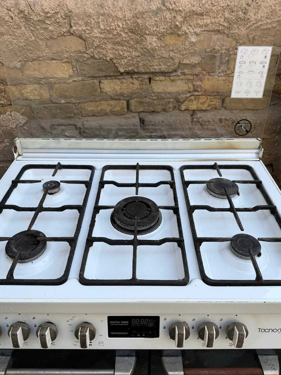 🔥للبيع طباخ منزلي مستعمل بحالة جيده، نظيف ويشتغل بدون اي مشاكل بسعر ٢٥٠ الف.  
لأستفسار ***********
المواصفات:
 • 🔥 5 عيون غاز
 • 🔌 فرّنين (فرن كبير + فرن صغير)
 • 🌡️ تحكم حراري كامل
 • ⏱️ مؤقت إلكتروني
 • 🚪 زجاج الفرن سليم وما بيه أي كسر
 • ⚙️ مفاتيح شغالة بدون خلل
 • 🎨 اللون: أبيض
 • 🧼 نظيف ومستخدم.
📍الموقع: (البصرة الجنينة شارع البهو)
