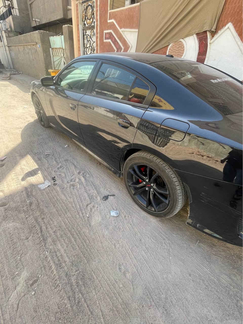 جارجر 2018 وارد كندي 
 حادثه صندوق تبديل قطعه اصليه وحوض بيه تعديل
 سياره بيه باردات شوف العين
 سياره عليه كت كامل (SRT) 
بس هيه فئت sxt  
عليه بوابات تحكم ريموت 
سياره مبرمجه فانات يعني راسك بارد من الحماوه 
  سياره جديده مامشيه هواي بنسبه لمديله 170الف كيلو 
 تخم تاير جديد 
 حداده نص عمر 
 تو ويل مو فور ويل
*********** البصرة, العراق
